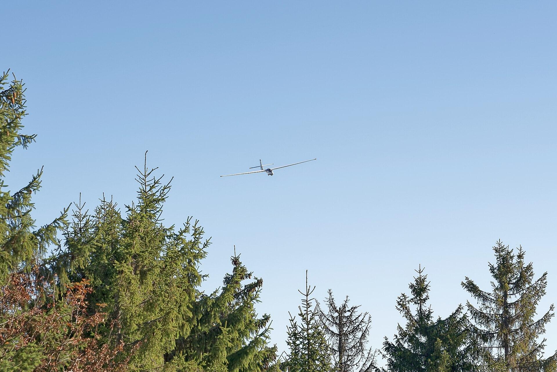 Glider Over Mountains jigsaw puzzle preview