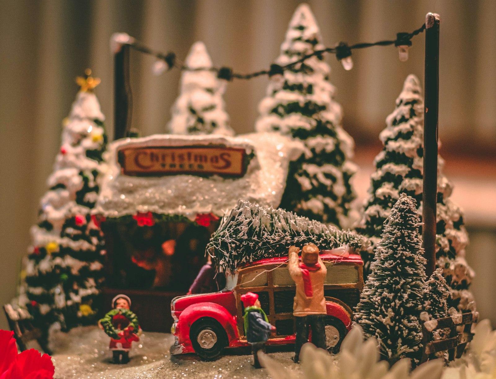 Pine Cone On Top Of Red Vehicle Christmas Table De jigsaw puzzle preview