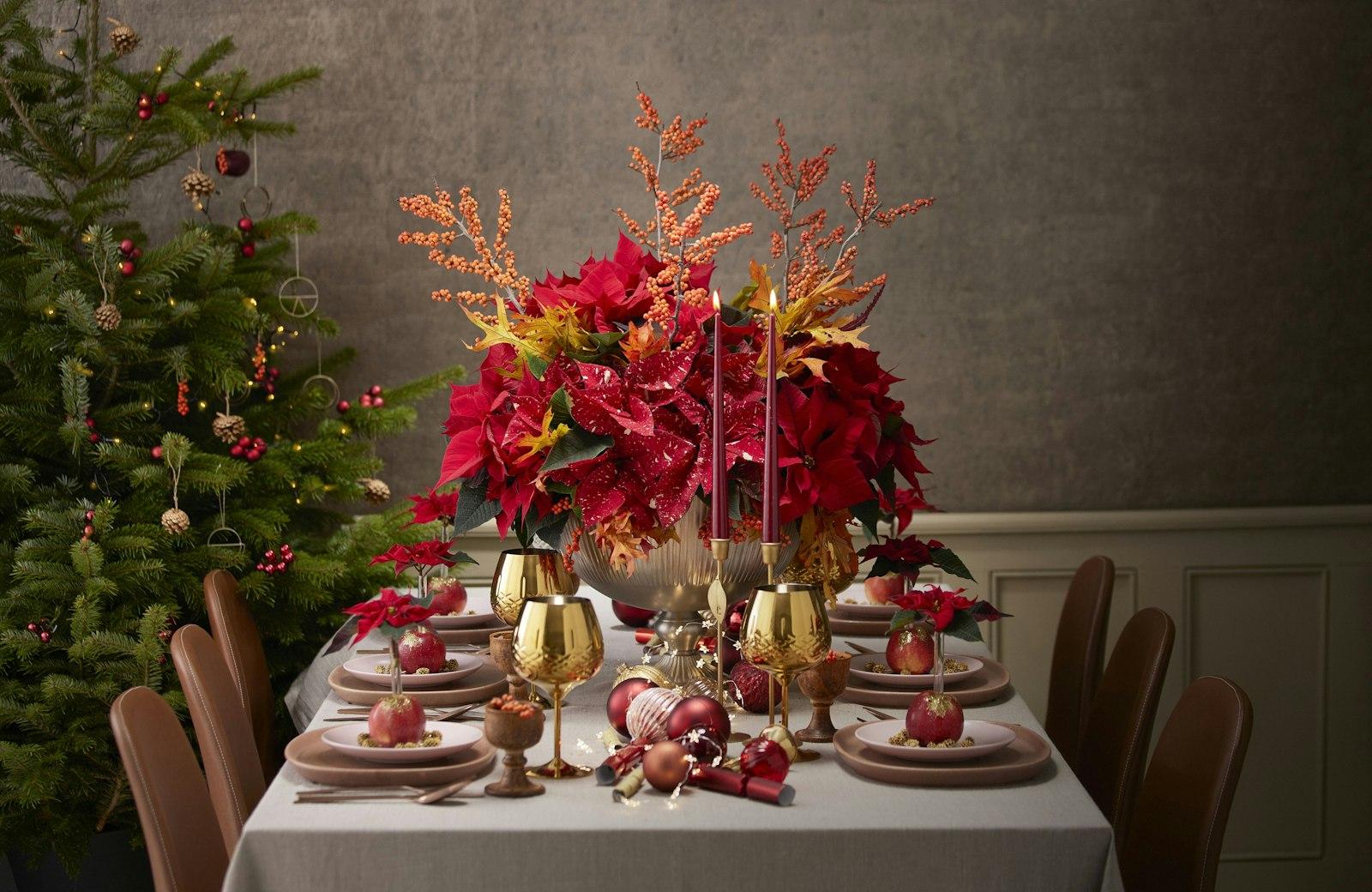 Poinsettias Make A Beautiful Floral Centrepiece Fo jigsaw puzzle preview