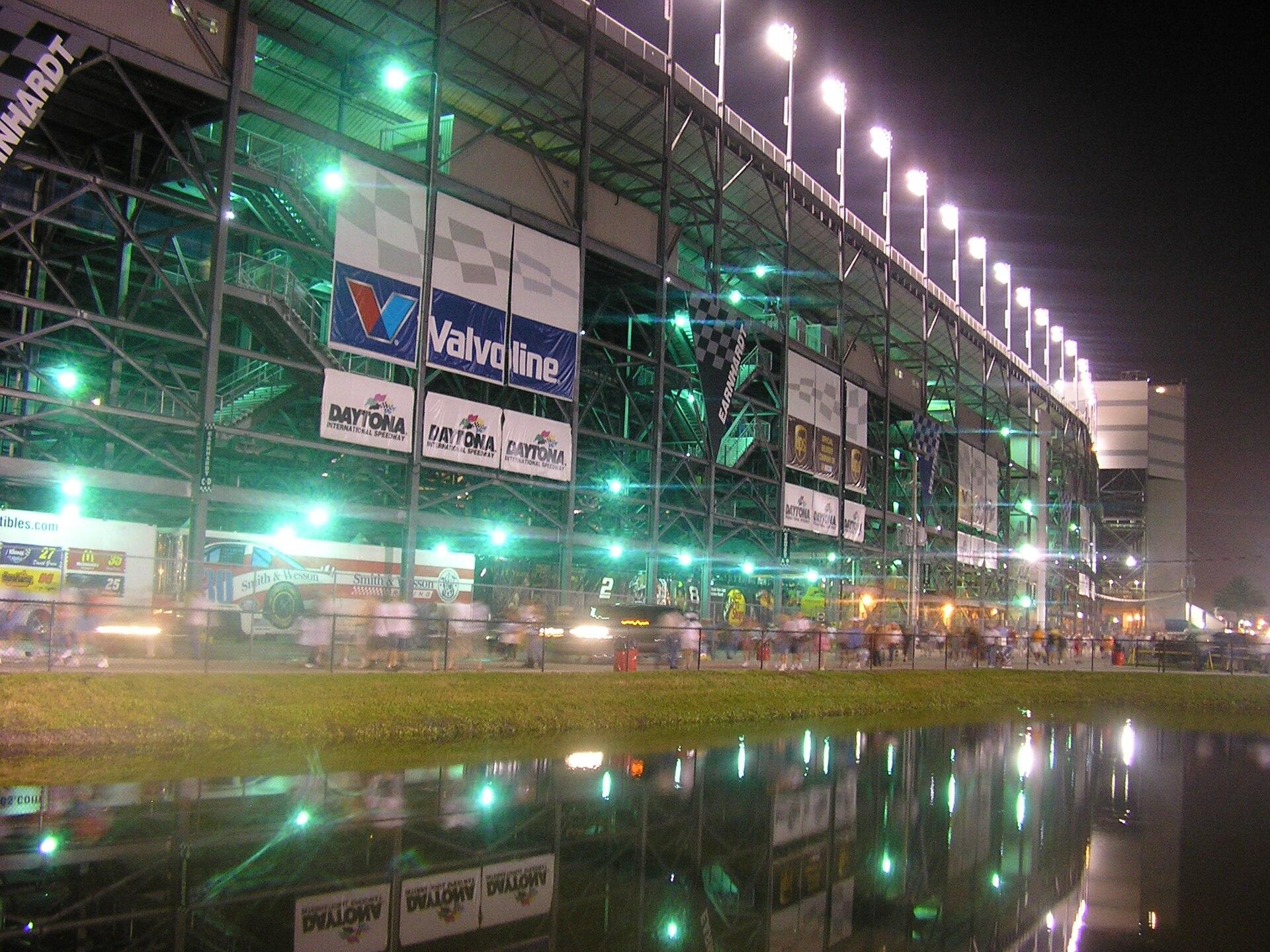 Race Cars on Track jigsaw puzzle preview