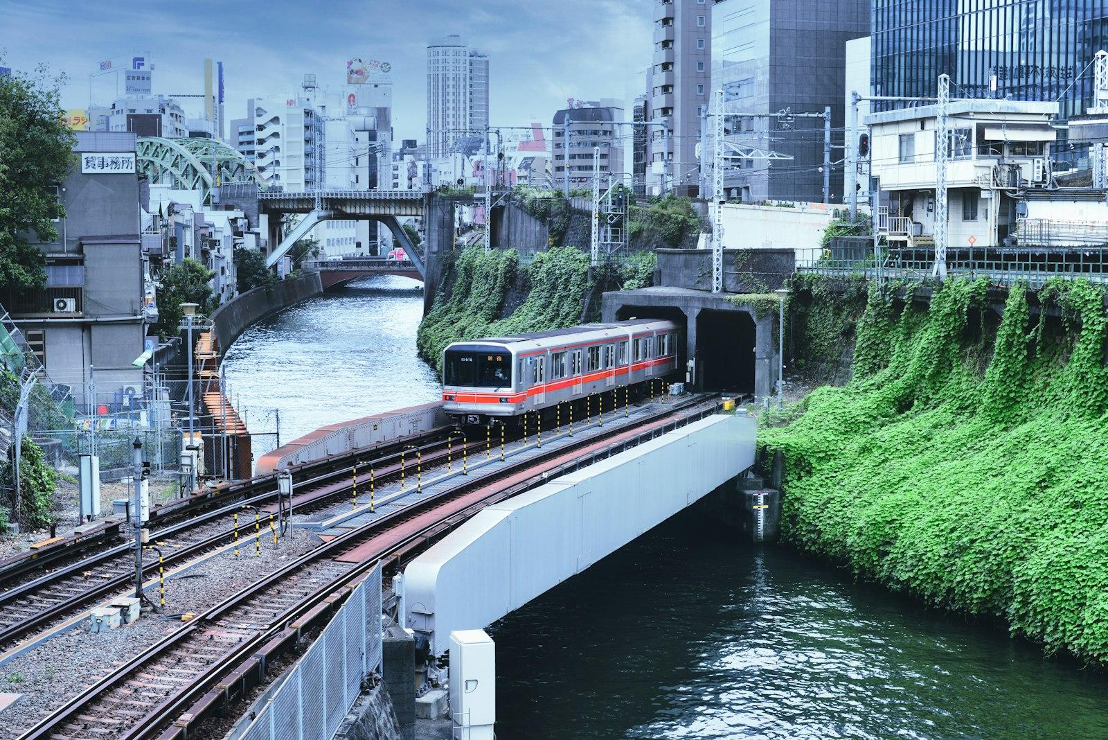Red And White Train On Rail Near City Buildings Du jigsaw puzzle preview